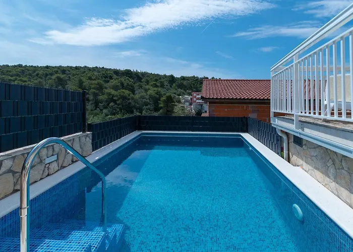 شقة Kapetan تروغير